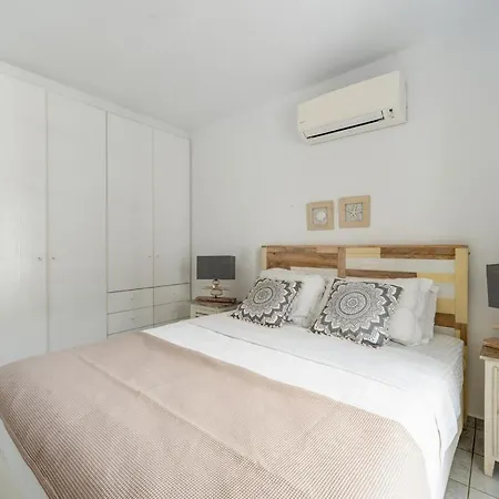 Orea Beachfront By Mykonos Mood * 칼라파티스